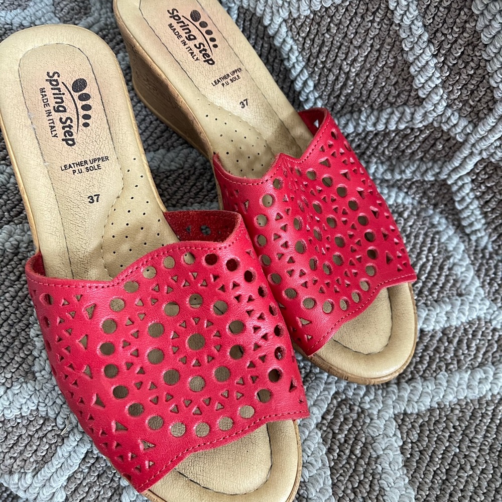 Gorgeous red sandals.